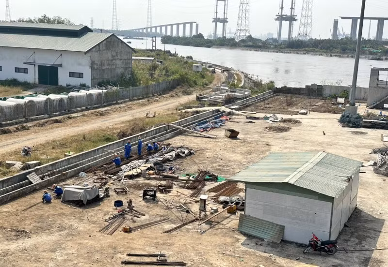 Công nhân thi công tại cống Mương Chuối, huyện Nhà Bè, TPHCM.