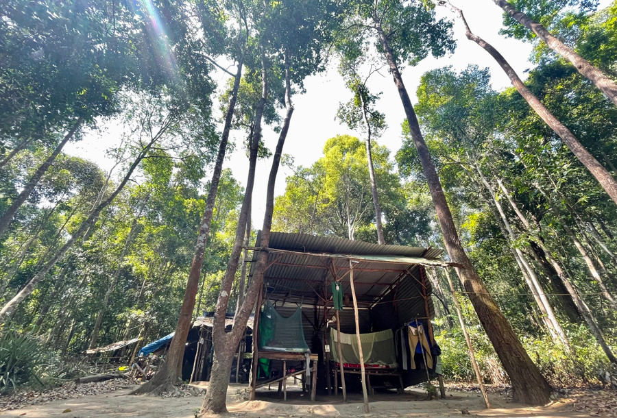 Những căn nhà tạm bợ của người giữ Rừng đặc dụng Đăk Uy. Những căn nhà tạm bợ của người giữ Rừng đặc dụng Đăk Uy.