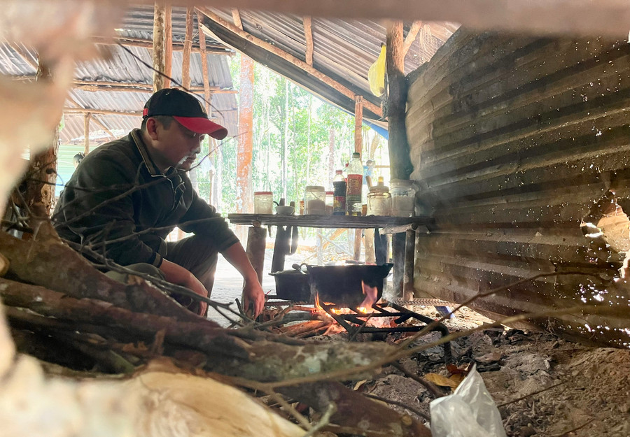 Bữa cơm của những người giữ rừng đơn sơ, mộc mạc. Bữa cơm của những người giữ rừng đơn sơ, mộc mạc.