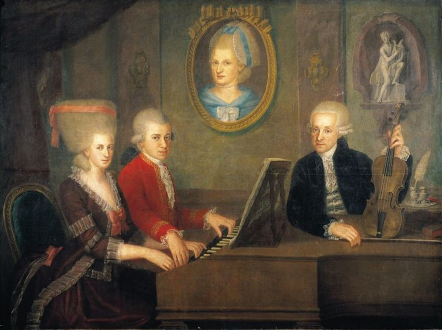 Leopold Mozart cùng các con Wolfgang và Nannerl. Tranh sơn dầu trên vải của Johann Nepomuk Della Croce vẽ khoảng năm 1780. Leopold Mozart cùng các con Wolfgang và Nannerl. Tranh sơn dầu trên vải của Johann Nepomuk Della Croce vẽ khoảng năm 1780.