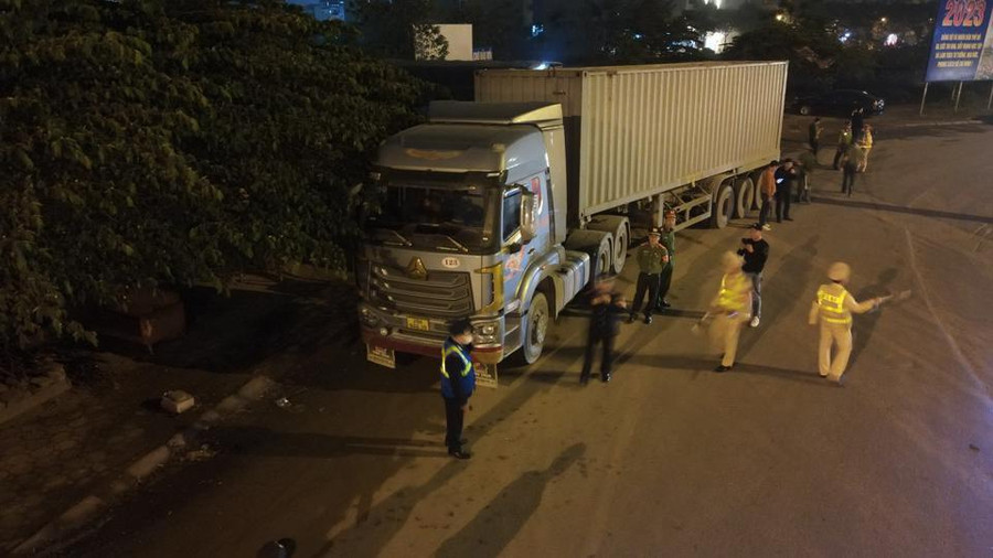 Lực lượng chức năng mật phục, truy bắt xe hoán cải chở quá tải.