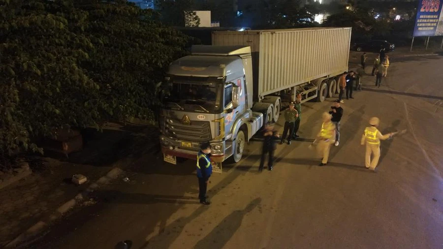 Lực lượng chức năng mật phục, truy bắt xe hoán cải chở quá tải.