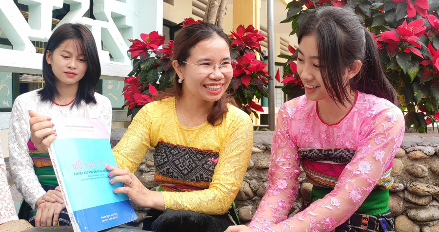 Cô Hà Khuyên và học trò của mình. Ảnh: TG