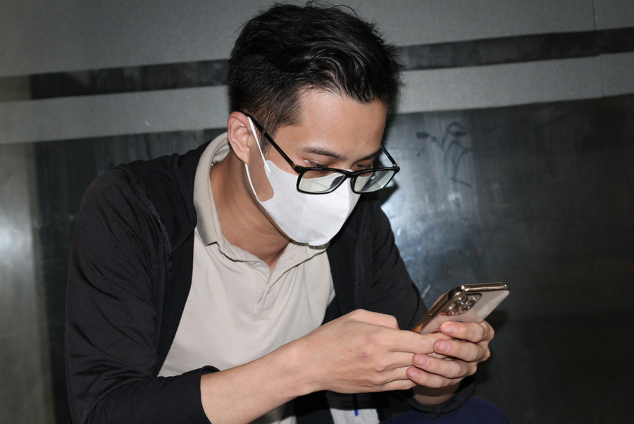 Sau 5 lần không thể nộp hồ sơ vì quá đông, anh Nguyễn Hữu Nhơn quyết định chờ xuyên đêm để nộp hồ sơ mua nhà ở xã hội.