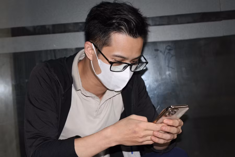 Sau 5 lần không thể nộp hồ sơ vì quá đông, anh Nguyễn Hữu Nhơn quyết định chờ xuyên đêm để nộp hồ sơ mua nhà ở xã hội.