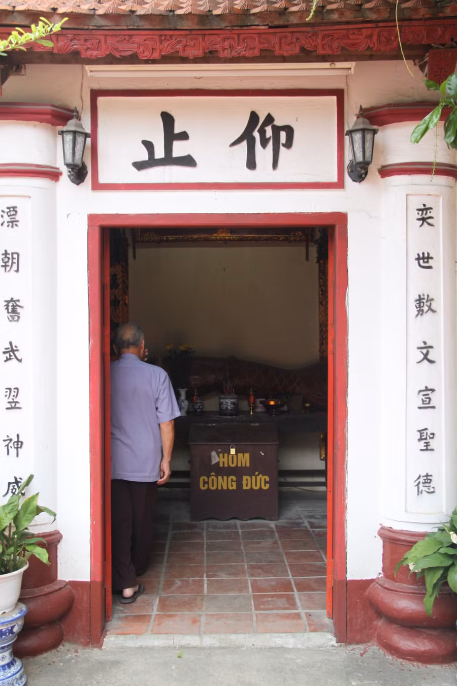 Cửa Ngưỡng Chỉ đình Trung Tự.