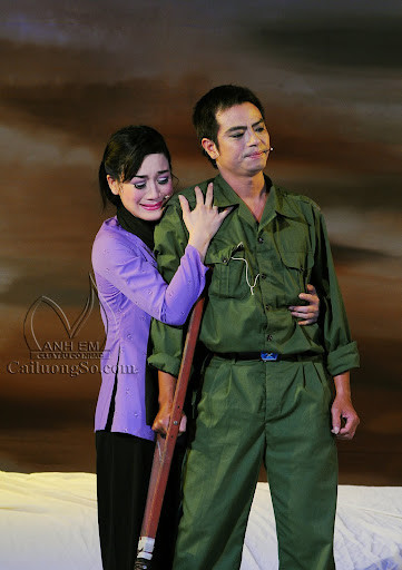 Vở cải lương 'Vú cát' của Nhà hát Cải lương Việt Nam được dàn dựng từ kịch bản của tác giả Nguyễn Quang Vinh. Ảnh tư liệu. Vở cải lương 'Vú cát' của Nhà hát Cải lương Việt Nam được dàn dựng từ kịch bản của tác giả Nguyễn Quang Vinh. Ảnh tư liệu.