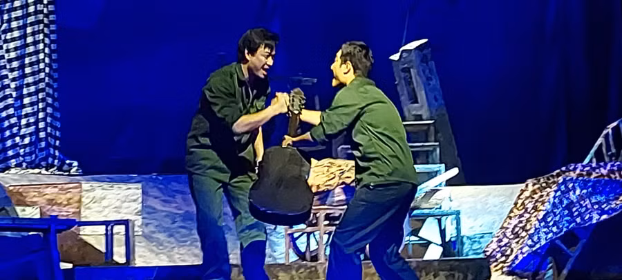 Vở kịch 'Trái tim người Hà Nội' được dàn dựng từ kịch bản của cây bút mới Phùng Nguyễn. Ảnh: Bình Thanh.