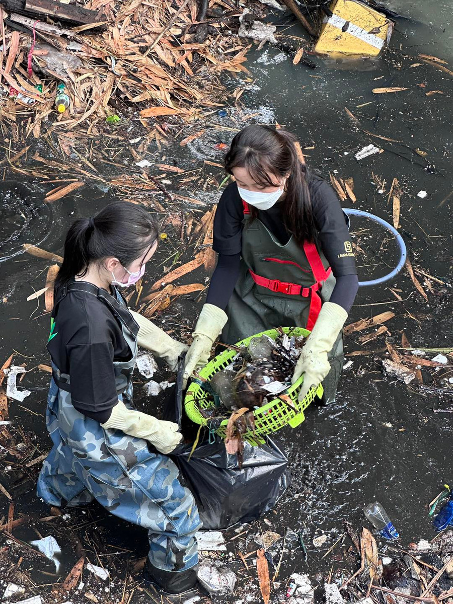 Ngâm mình trong dòng nước đen, hôi thối hàng chục giờ đồng hồ nhưng các bạn trẻ vẫn luôn vui vẻ, nhiệt tình hoàn thành. Ngâm mình trong dòng nước đen, hôi thối hàng chục giờ đồng hồ nhưng các bạn trẻ vẫn luôn vui vẻ, nhiệt tình hoàn thành.