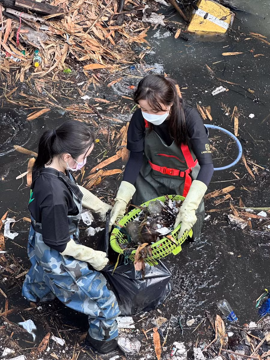 Ngâm mình trong dòng nước đen, hôi thối hàng chục giờ đồng hồ nhưng các bạn trẻ vẫn luôn vui vẻ, nhiệt tình hoàn thành.