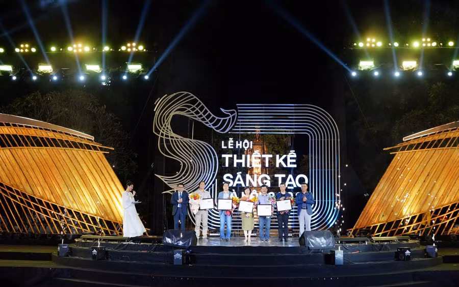 Cuộc thi 'Thiết kế nghệ thuật công cộng 2022' có 5 trường đại học tham gia, gồm: ĐH Xây dựng Hà Nội, ĐH Kiến trúc Hà Nội, ĐH Mỹ thuật Công nghiệp, ĐH Quốc gia Hà Nội và ĐH Khoa học Công nghệ Hà Nội. Cuộc thi 'Thiết kế nghệ thuật công cộng 2022' có 5 trường đại học tham gia, gồm: ĐH Xây dựng Hà Nội, ĐH Kiến trúc Hà Nội, ĐH Mỹ thuật Công nghiệp, ĐH Quốc gia Hà Nội và ĐH Khoa học Công nghệ Hà Nội.