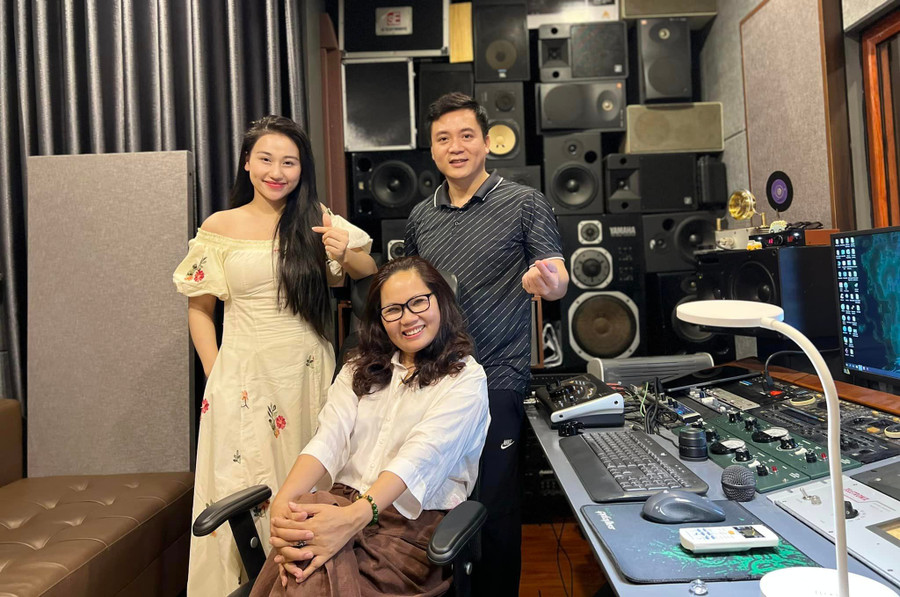 Nhạc sĩ, NSƯT Nguyễn Quang Hưng trong một dự án nghệ thuật cùng NSND Việt Hương (người ngồi). Ảnh: NVCC. Nhạc sĩ, NSƯT Nguyễn Quang Hưng trong một dự án nghệ thuật cùng NSND Việt Hương (người ngồi). Ảnh: NVCC.