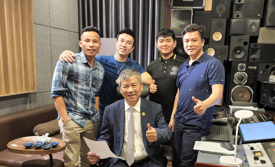 Nhạc sĩ, NSƯT Nguyễn Quang Hưng (ngoài cùng bên phải) trong một dự án nghệ thuật cùng Giáo sư, nhạc sĩ Nguyễn Anh Trí (người ngồi). Ảnh: NVCC. Nhạc sĩ, NSƯT Nguyễn Quang Hưng (ngoài cùng bên phải) trong một dự án nghệ thuật cùng Giáo sư, nhạc sĩ Nguyễn Anh Trí (người ngồi). Ảnh: NVCC.