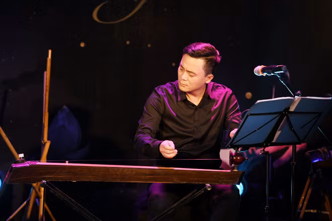 Nhạc sĩ, NSƯT Nguyễn Quang Hưng biểu diễn trong đêm nhạc 'Khúc ru thời gian'. Ảnh: NVCC