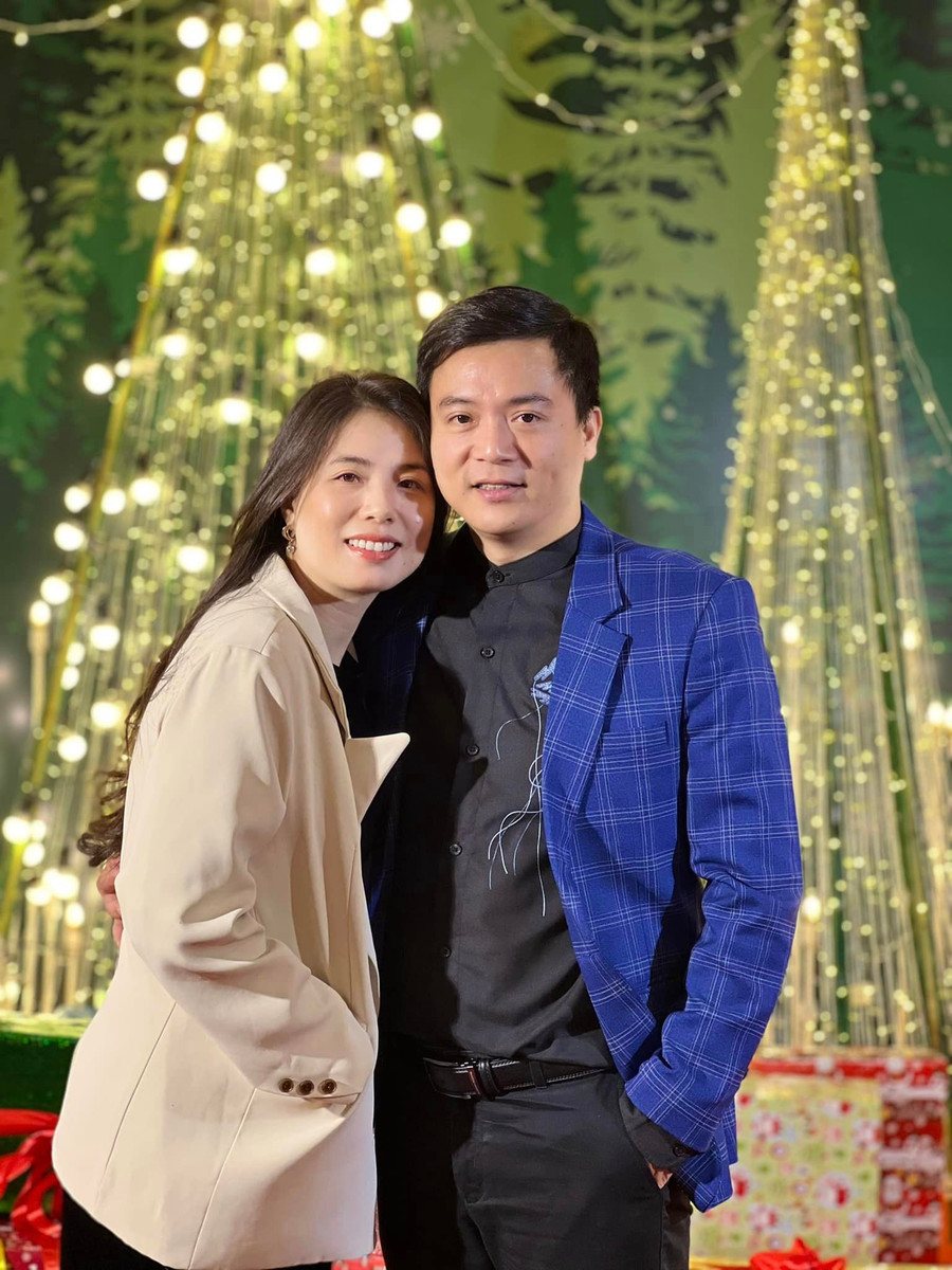 Nhạc sĩ, NSƯT Nguyễn Quang Hưng hạnh phúc bên vợ. Ảnh: NVCC. Nhạc sĩ, NSƯT Nguyễn Quang Hưng hạnh phúc bên vợ. Ảnh: NVCC.