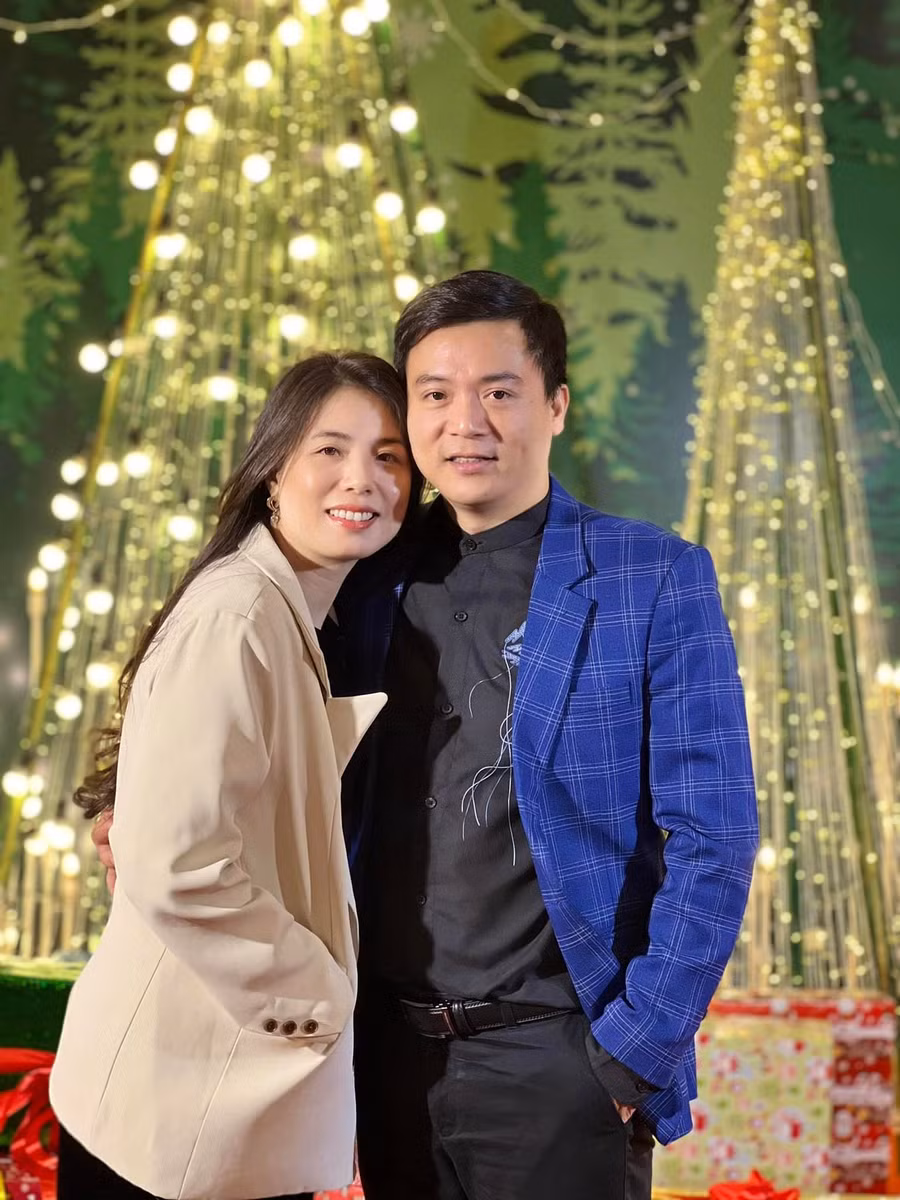 Nhạc sĩ, NSƯT Nguyễn Quang Hưng hạnh phúc bên vợ. Ảnh: NVCC.