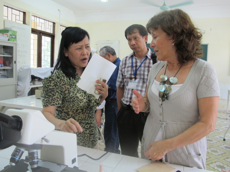 Thăm phòng thí nghiệm thử nghiệm hóa chất diệt ruồi nhà tại Cộng hòa Bennin. Thăm phòng thí nghiệm thử nghiệm hóa chất diệt ruồi nhà tại Cộng hòa Bennin.