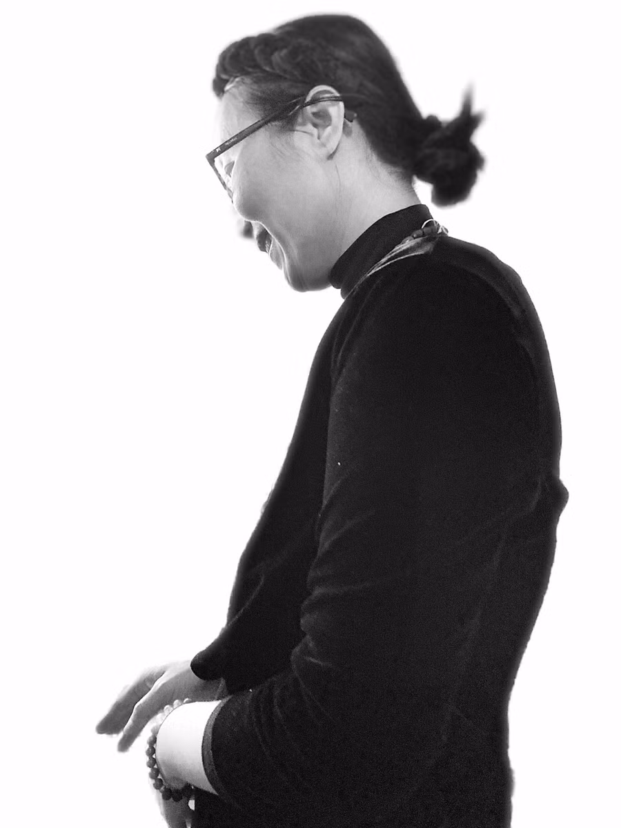 Âm thầm và dịu dàng, Quỳnh Iris de Prelle như một bông hoa sen tinh khiết nương thân nơi đất Bỉ cùng những sáng tác mang tấm lòng sâu nặng với Tổ quốc Việt Nam. Ảnh: Facebook nhân vật