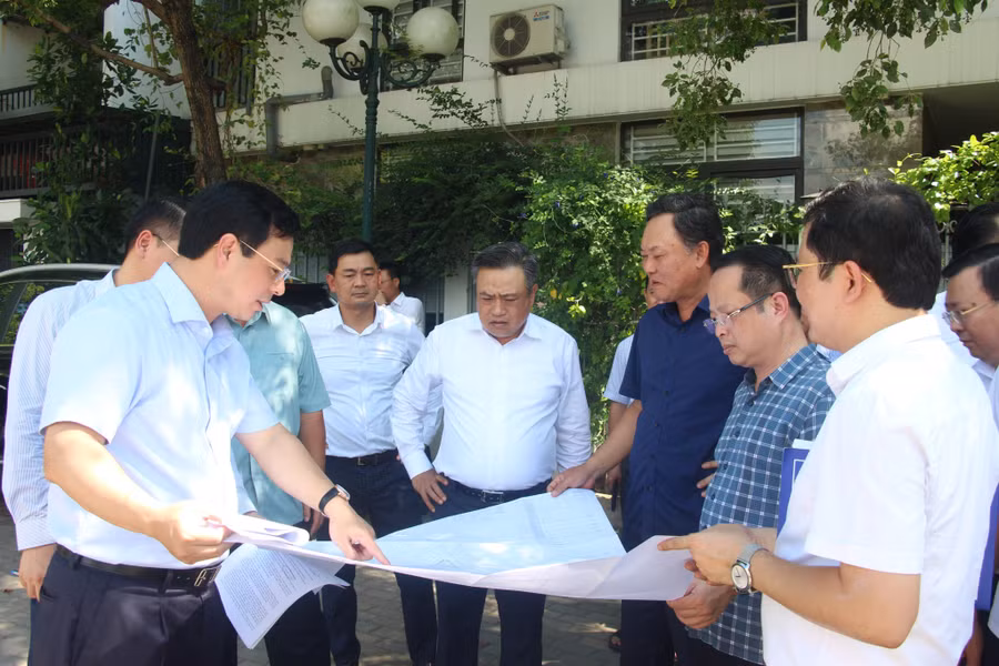 Chủ tịch UBND TP Hà Nội kiểm tra ô đất xây dựng trường học ở quận Hoàng Mai.