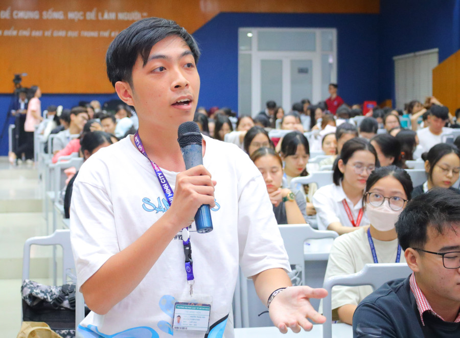 Các bạn sinh viên tích cực đưa ra những câu hỏi cho diễn giả