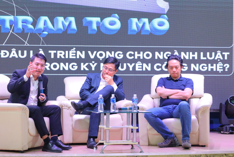 Các diễn giả chia sẻ tại toạ đàm.