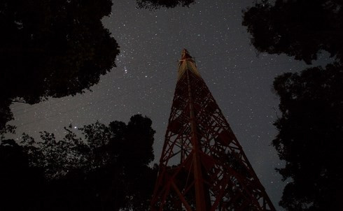 Tháp ATTO về đêm.