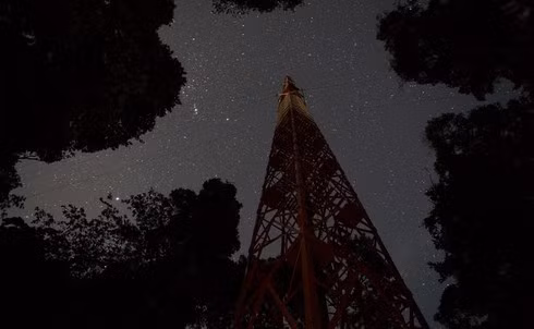 Tháp ATTO về đêm.