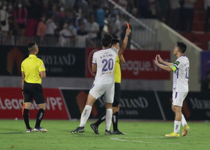 Văn Quyết nhận thẻ đỏ sau trận Hà Nội FC thua Bình Định 1-3 ở vòng 7 V.League 2023. Văn Quyết nhận thẻ đỏ sau trận Hà Nội FC thua Bình Định 1-3 ở vòng 7 V.League 2023.