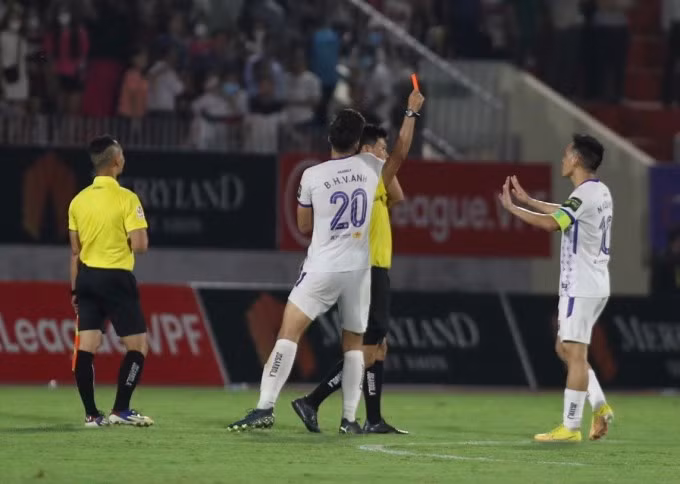 Văn Quyết nhận thẻ đỏ sau trận Hà Nội FC thua Bình Định 1-3 ở vòng 7 V.League 2023.