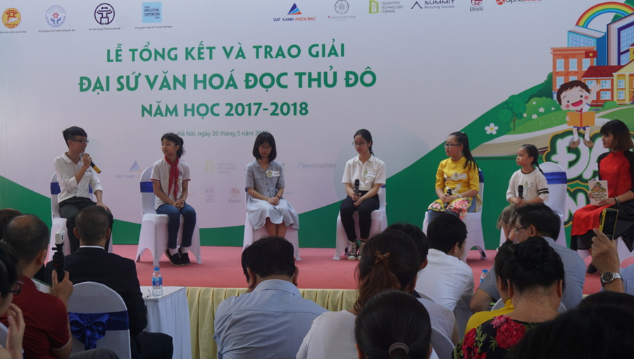 Các đại sứ văn học đọc giao lưu trò chuyện tại lễ trao giải