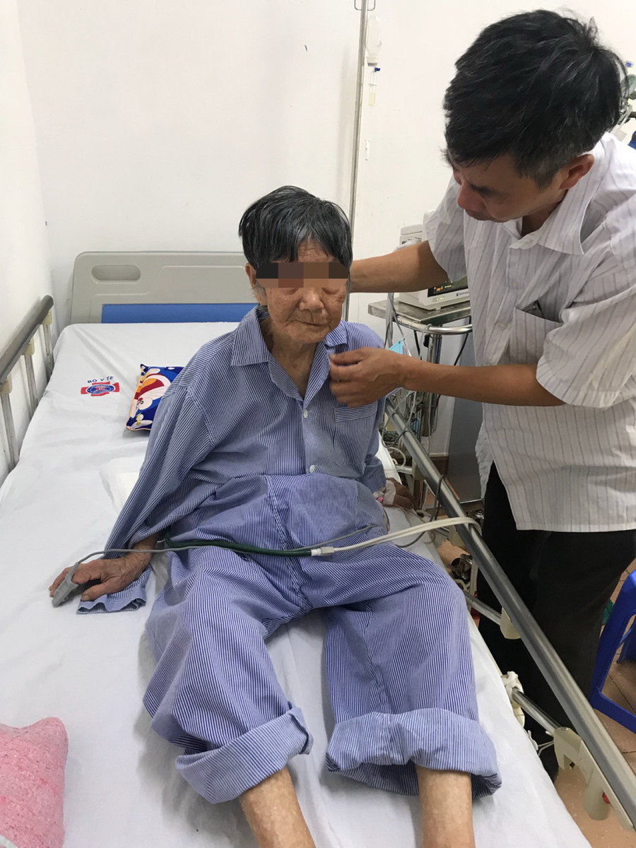 Phẫu thuật loại bỏ u vú kích thước lớn cho cụ bà 92 tuổi ảnh 2