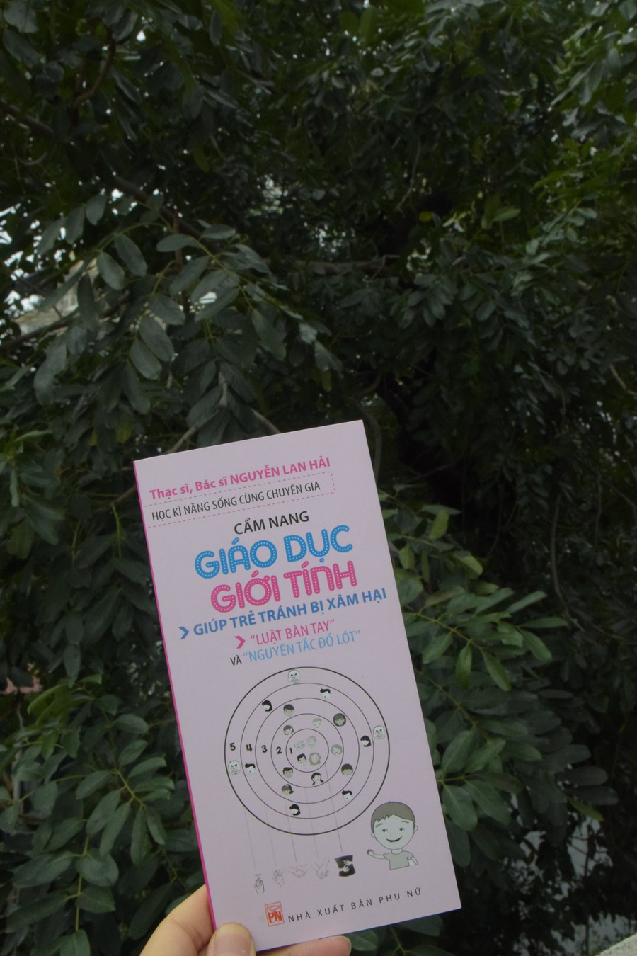 Cuốn “Cẩm nang giáo dục giới tính”. Cuốn “Cẩm nang giáo dục giới tính”.