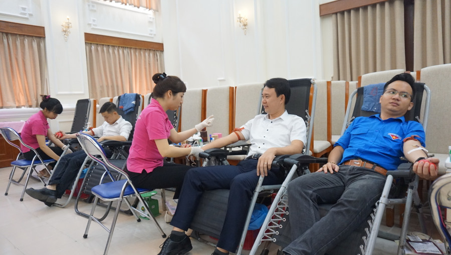 Các cán bộ, đoàn viên cơ quan Bộ GD&ĐT tham gia hiến máu tình nguyện