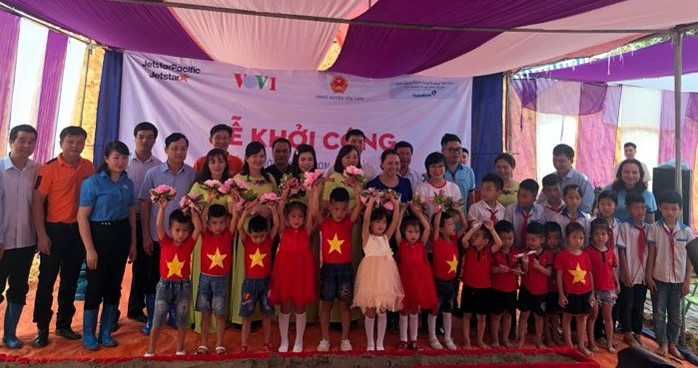 Đại diện các đơn vị tài trợ chụp ảnh với các cô và trò của trường Mầm non Công Đa Đại diện các đơn vị tài trợ chụp ảnh với các cô và trò của trường Mầm non Công Đa