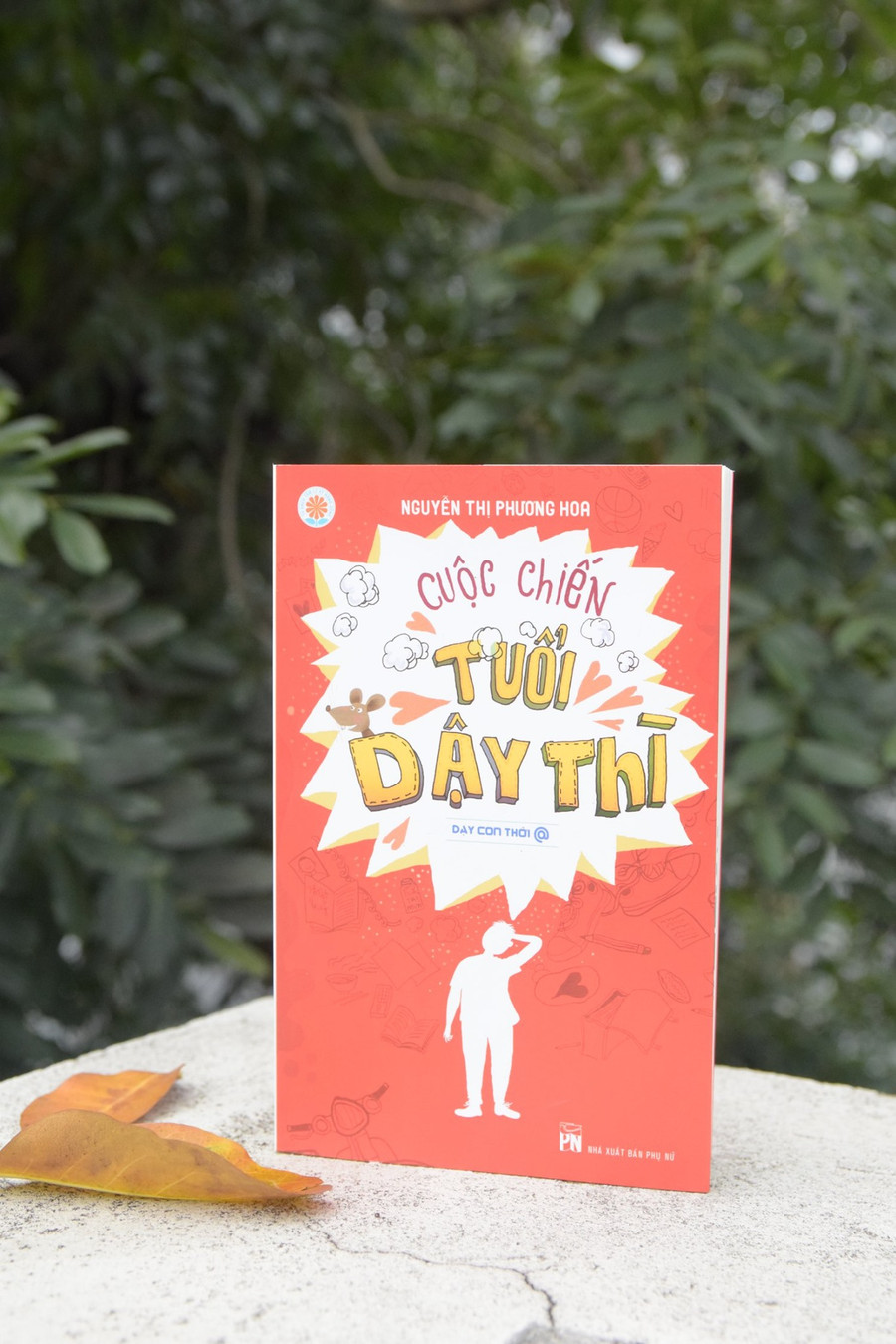 Bìa cuốn “Cuộc chiến tuổi dậy thì”. Bìa cuốn “Cuộc chiến tuổi dậy thì”.