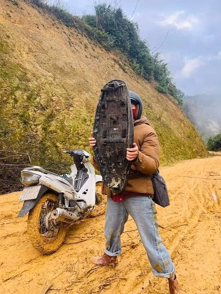 Mặc dù con đường vào bản vất vả nhưng cô Sương cùng các đồng nghiệp vẫn luôn lạc quan để mang con chữ cho học trò vùng biên. (Ảnh: CTV)