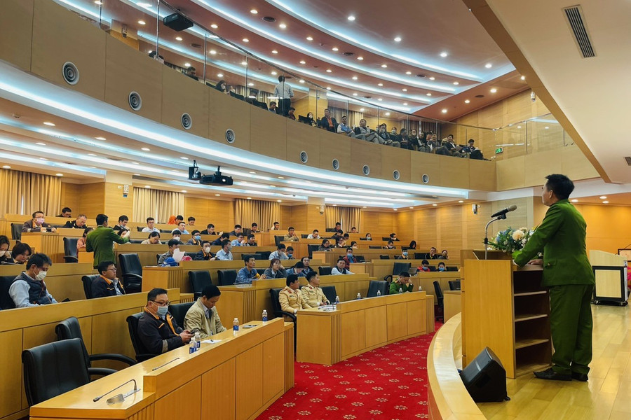 Lực lượng chức năng phổ biến các quy định về ATGT, VK-VLN-CCHT và pháo tại Hội nghị.