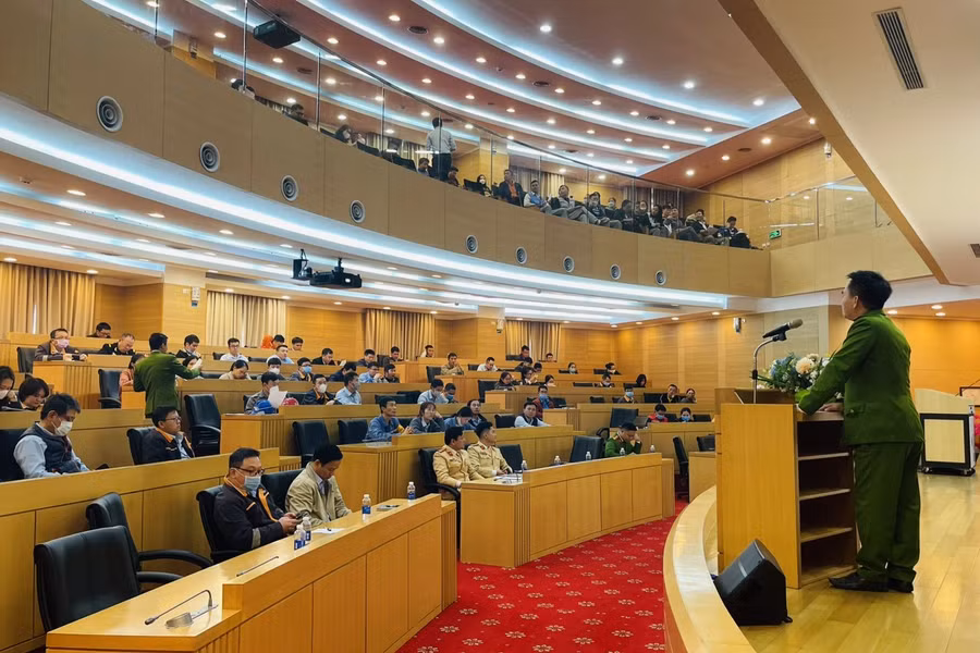 Lực lượng chức năng phổ biến các quy định về ATGT, VK-VLN-CCHT và pháo tại Hội nghị.