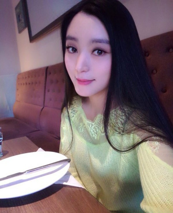 Với mong muốn được gặp thần tượng, đồng thời cũng muốn gia nhập làng giải trí nên Vương Á Nam đã đồng ý đóng thế cho Phạm Băng Băng trong các phim Đêm vui bất ngờ, Cô gái trong tranh, Dương Quý Phi, Võ Tắc Thiên… Ở một số góc chụp, Vương Á Nam giống Phạm Băng Băng đến 95%, như chị em song sinh. Ở một số góc chụp, Vương Á Nam giống Phạm Băng Băng đến 95% như chị em song sinh.