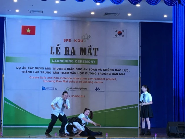 Học sinh diễn kịch bạo lực học đường.