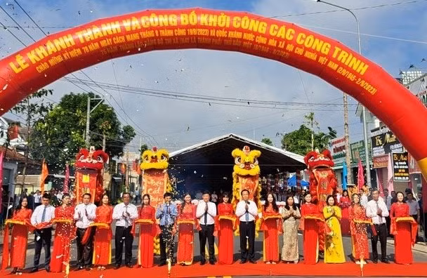 Đại biểu tham dự và thực hiện nghi thức khánh thành công trình