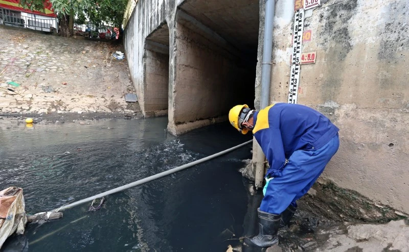 Xây cống gom nước thải, sông Tô Lịch sẽ… trơ đáy