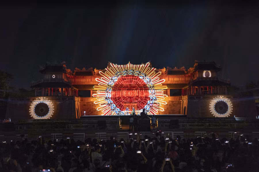 Hệ thống âm thanh, ánh sáng được trình chiếu cổng, tường và lầu Ngũ Phụng khiến Ngọ Môn Huế liên tục biến hóa. (Ảnh: Đình Hoàng)