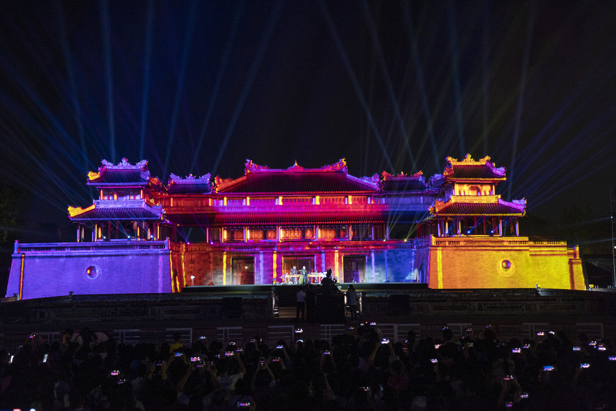 Chương trình nghệ thuật “Huế by light - The live show” được tổ chức tại quảng trường Ngọ Môn Huế. (Ảnh: Đình Hoàng). Chương trình nghệ thuật “Huế by light - The live show” được tổ chức tại quảng trường Ngọ Môn Huế. (Ảnh: Đình Hoàng).