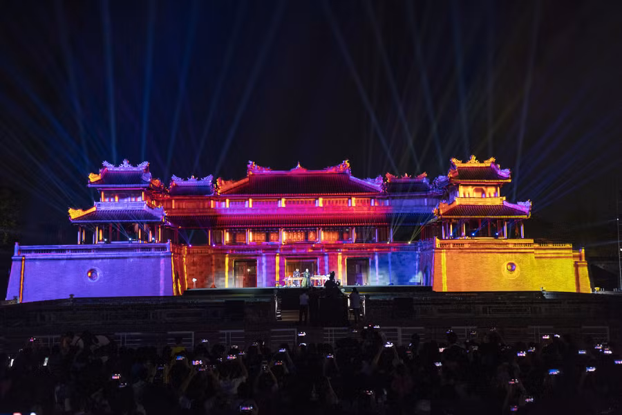 Chương trình nghệ thuật “Huế by light - The live show” được tổ chức tại quảng trường Ngọ Môn Huế. (Ảnh: Đình Hoàng).