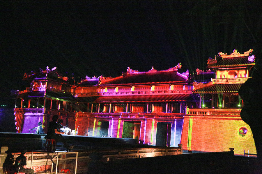 Ngọ môn Huế lung linh, huyền ảo. Ngọ môn Huế lung linh, huyền ảo.