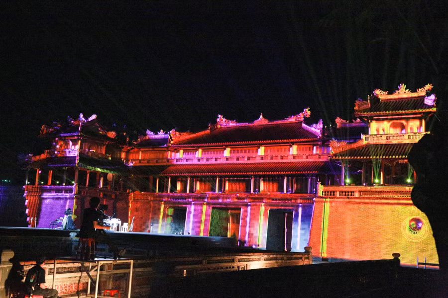 Ngọ môn Huế lung linh, huyền ảo.