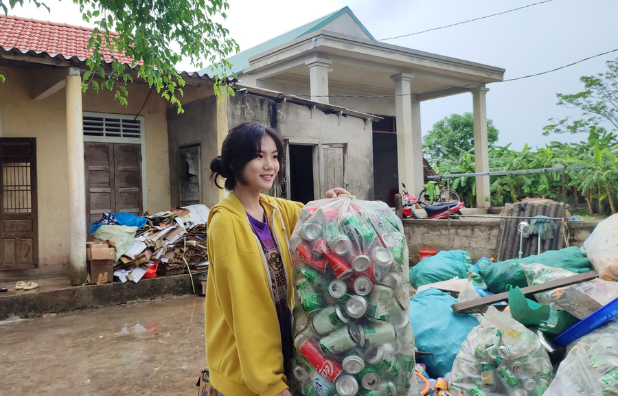 Tranh thủ những ngày nghỉ hoặc lúc rảnh rỗi, Nha lại đi nhặt ve chai và phụ giúp mẹ phân loại các loại chai lon, phế liệu.