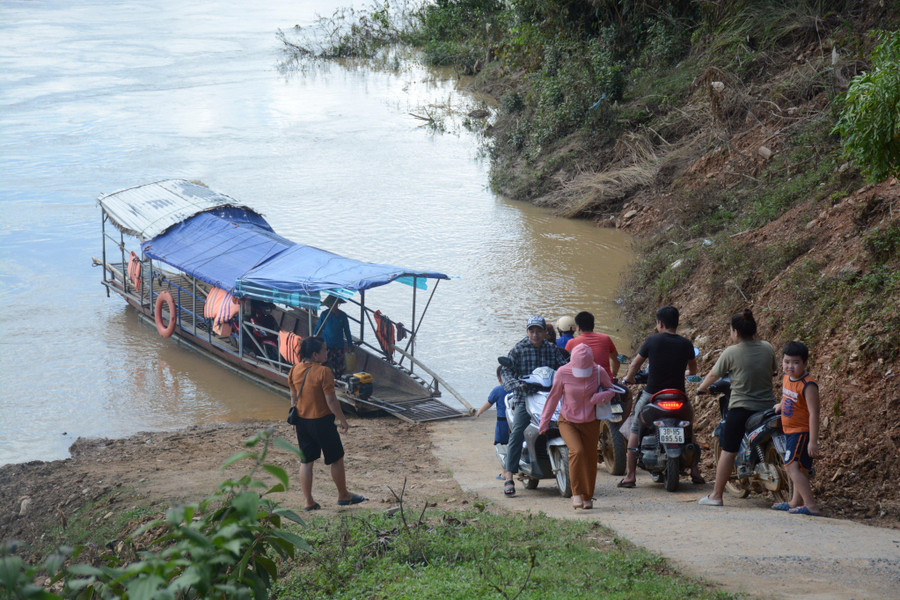 Không được hoàn trả cây cầu treo khiến hàng trăm hộ dân các bản Phé, Bá, Mí phải đi đò nguy hiểm. Không được hoàn trả cây cầu treo khiến hàng trăm hộ dân các bản Phé, Bá, Mí phải đi đò nguy hiểm.