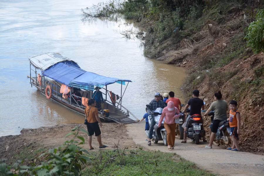 Không được hoàn trả cây cầu treo khiến hàng trăm hộ dân các bản Phé, Bá, Mí phải đi đò nguy hiểm.